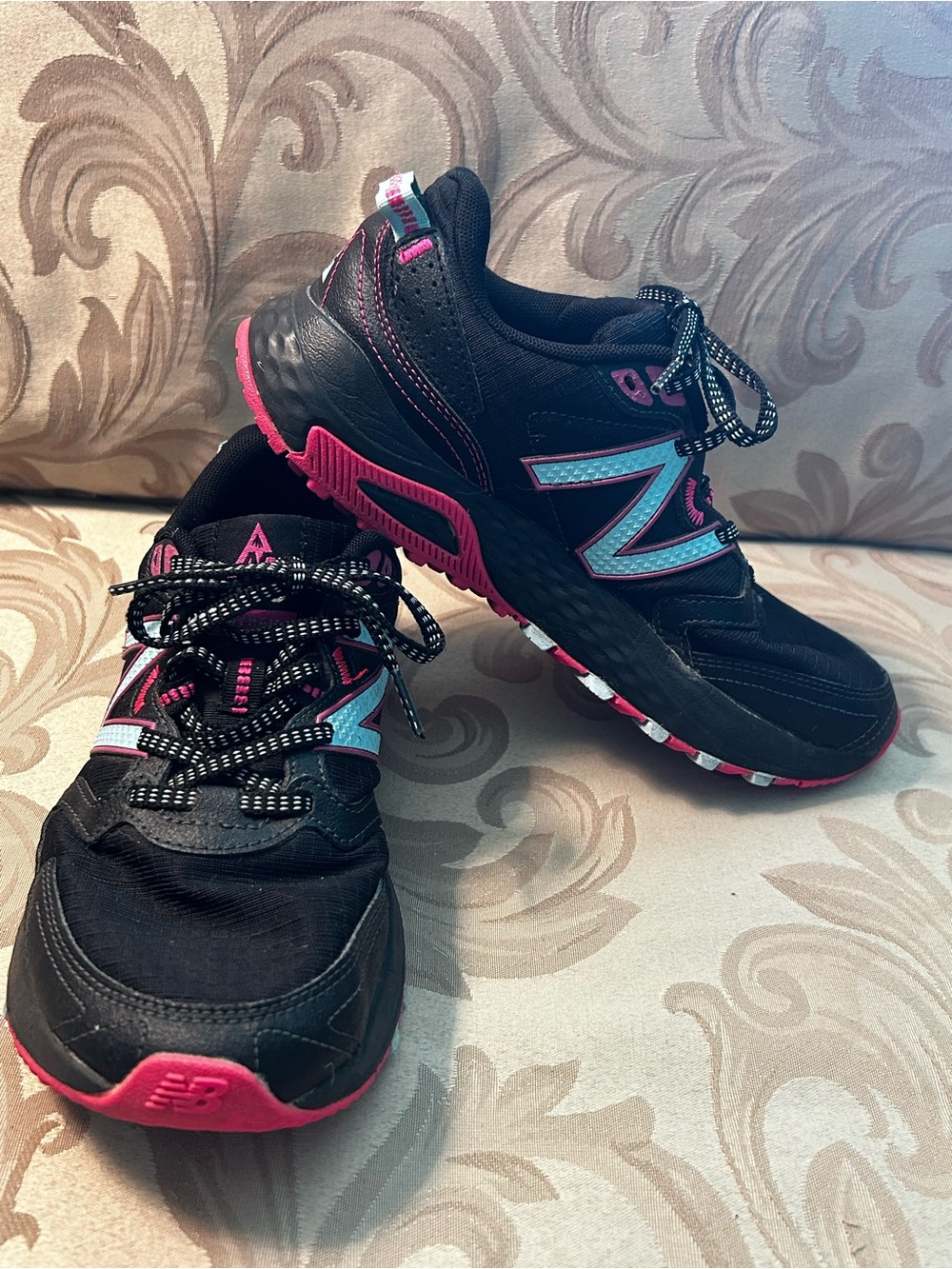 New Balance 410v7 Trail Runnjng Sneakers Women 7.5 Athletic Shoe Black Blue Pink